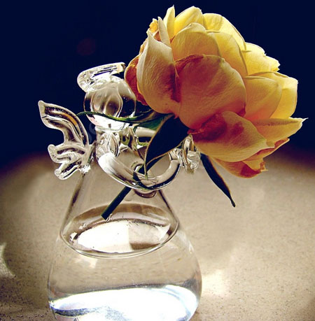 Ángel sosteniendo flores jarrones de vidrio soplado a mano